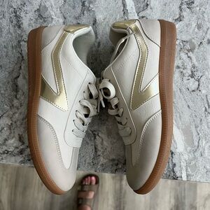 Dolce Vita sneakers EUC